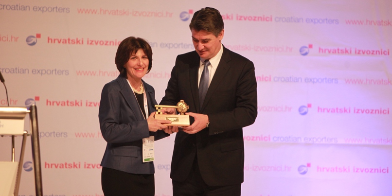 The Prime Minister, Zoran Milanović handed in the Golden Key award for the best largest exporter to Gordana Kovačević, the president of Ericsson Nikola Tesla
