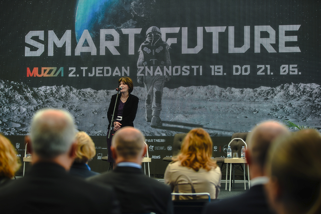 Gordana Kovačević, predsjednica Ericssona Nikole Tesle na otvorenju Tjedna znanosti pozdravlja nazočne u ime gospodarstvenika