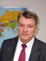 [Thomas Svanefalk lan je rukovodeega tima za MUX na razini trinoga podruja Europa, Srednji Istok i Afrika (EMEA) kao odgovorni KAM za fiksne telekomunikacije u Srednjoj Europi te Istonoj Europi i Srednjoj Aziji.]